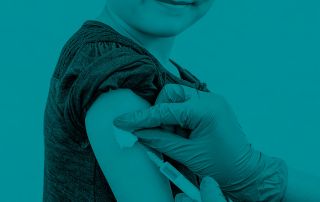 Vacunando a un niño